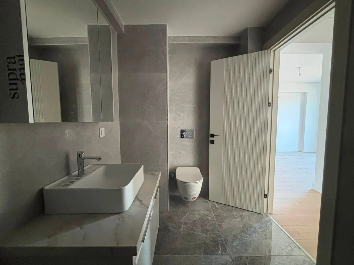 Baño con lavabo sobre encimera en una obra realizada