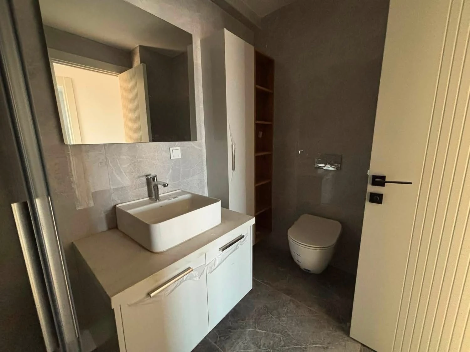 Mueble de baño y revestimiento en una obra realizada