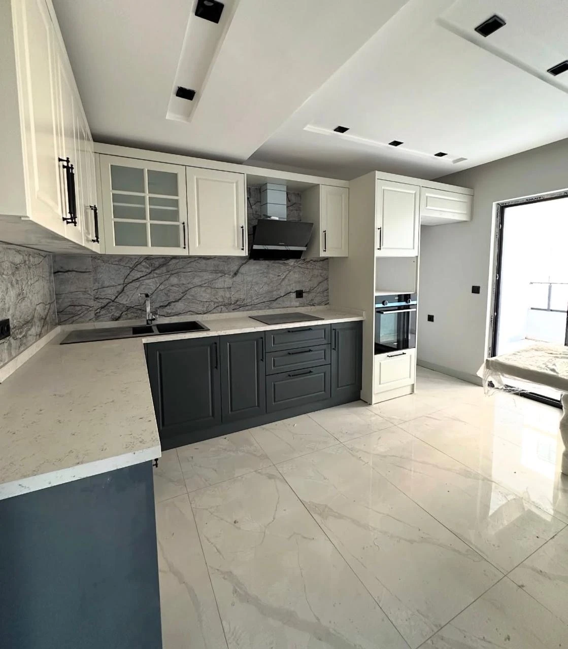 Cocina terminada: mobiliario, encimera y acabados de una obra realizada