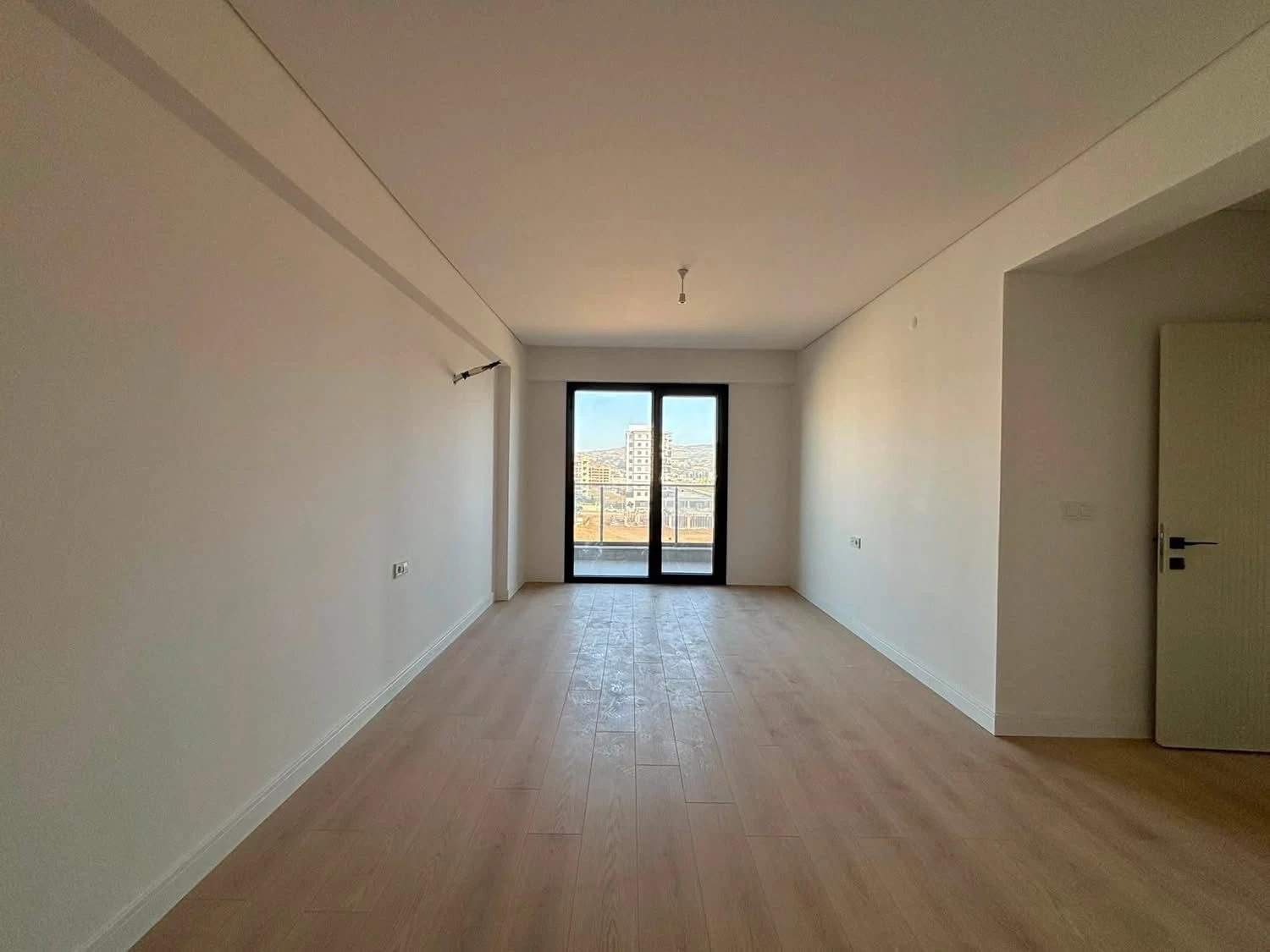 Pavimentos y carpintería interior en una obra realizada