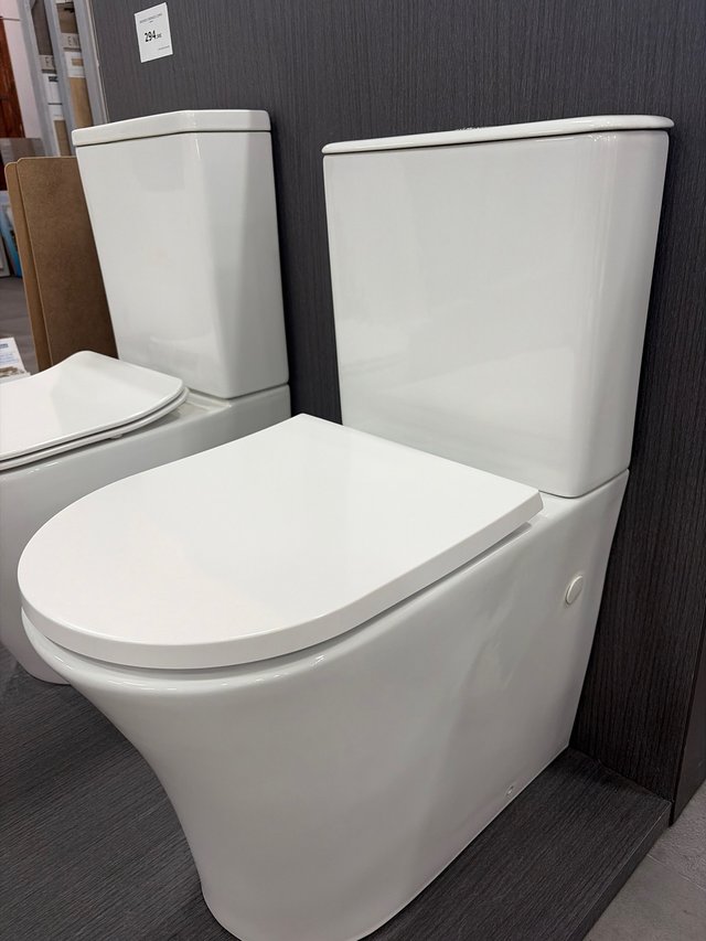 Inodoro blanco de porcelana
