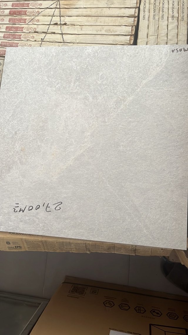 Porcelánico 60×60 gris · 27 m²