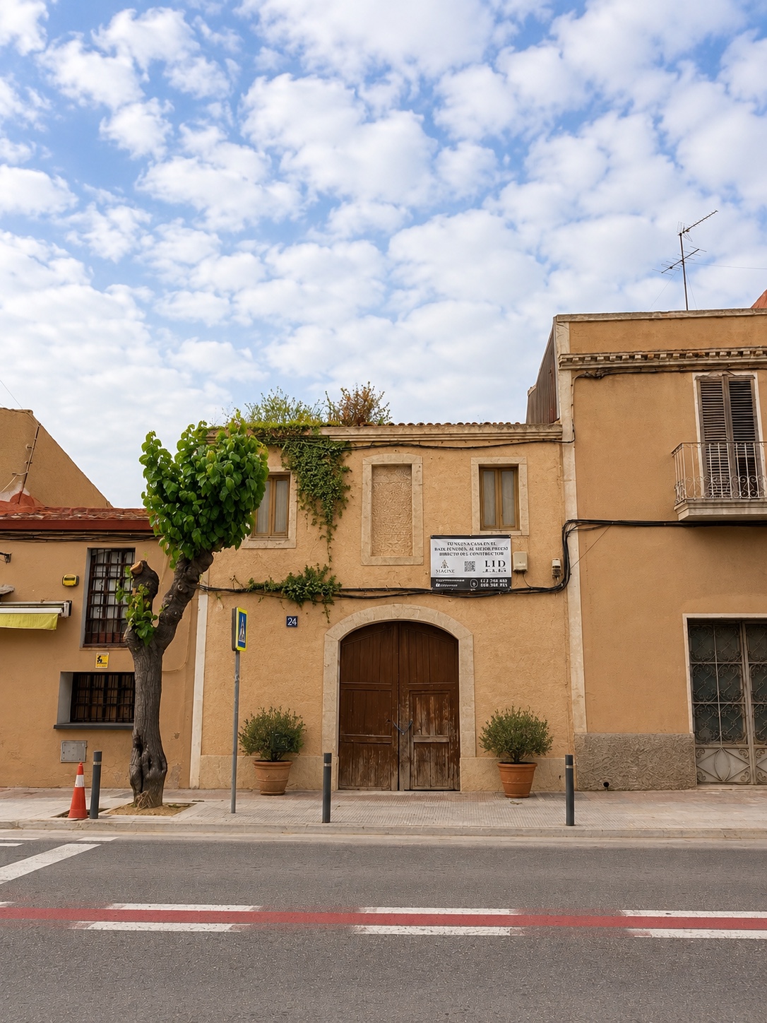 Fachada y entorno de Llorenç del Penedès